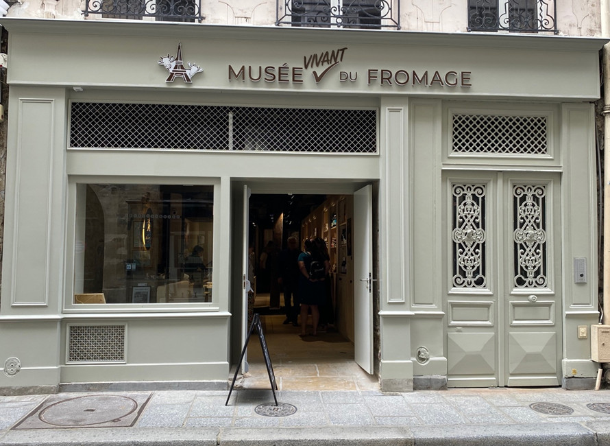 Musée du Fromage de Paris「MUSÉE（ミュージアム）」に続く✓マークの上に書かれた「VIVANT」は、生きたという意味で、この博物館では、並べられた静物を鑑賞するのではなく、チーズを生きたものとして感じて接してほしいという意気込みが感じられます。