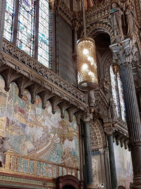 フルヴィエールの丘に建つノートルダム大聖堂（Basilique Notre Dame de Fourvière）